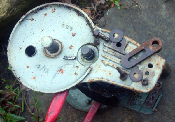 Qualcast E1 lawnmower sole plate and roller carrier removal